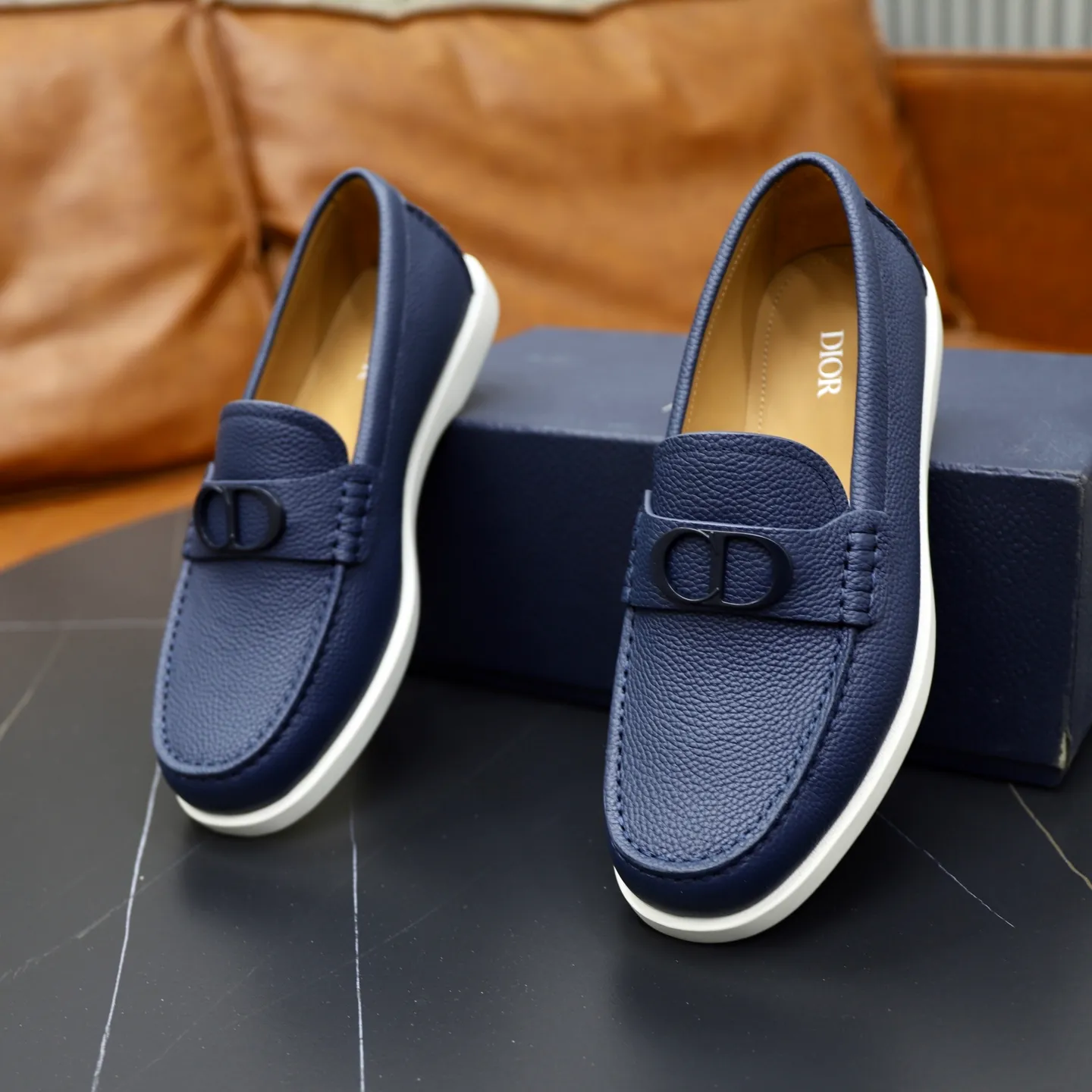 Ex-factory price: 540🙅‍♂️🙅‍♂️🙅‍♂️ Brand: Dior DIOR Standard code: Men's code 38/44 (45 can be customized) Grade: Same as the official website Material: Original cowhide stitching, cowhide lining, original TPU wear-resistant soft outsole Style categories: Leisure and sports version, footwear for driving, young fashion, European and American trends, British style Color: actual picture color